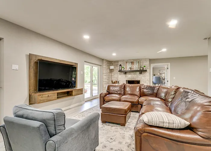 Home Gym, Office + Dock! Seguin Riverfront Retreat