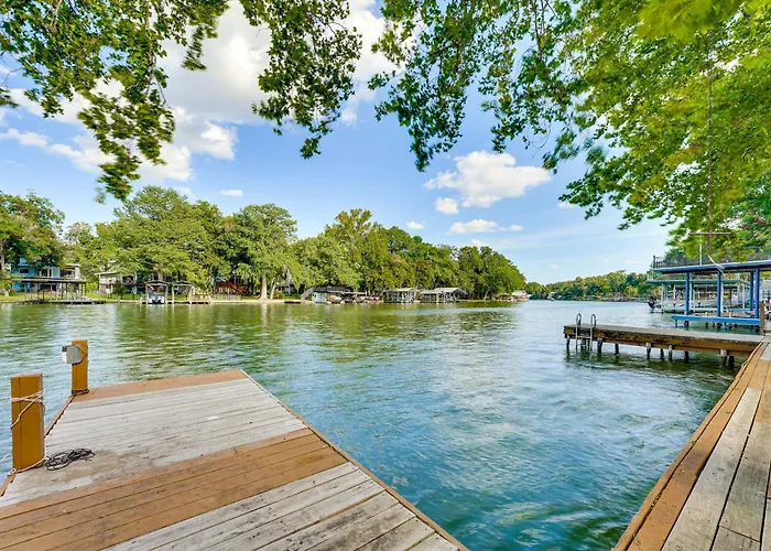 4-Season Boathouse, Hot Tub! Guadalupe River Oasis