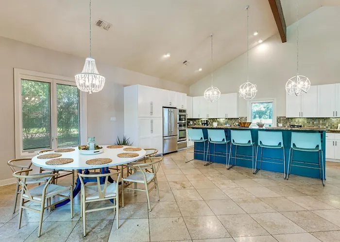 4-Season Boathouse, Hot Tub! Guadalupe River Oasis